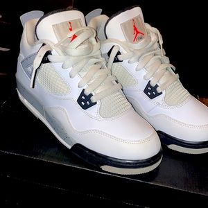 Jordan retro 4’s white cement. On salee ‼️‼️‼️‼️‼️ A limited time offer.